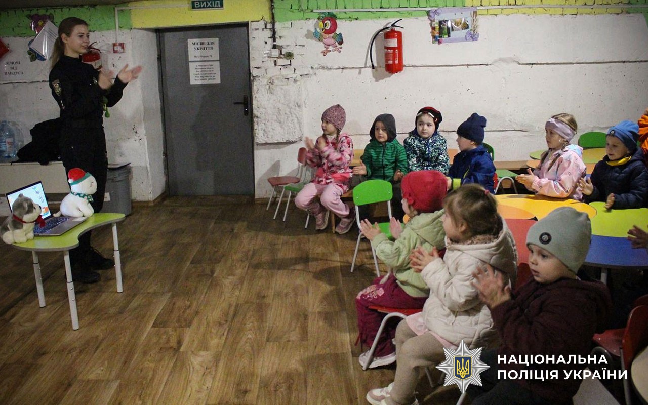 Поліцейські освітньої безпеки Миргородщини навчали дошкільнят правил безпечної поведінки