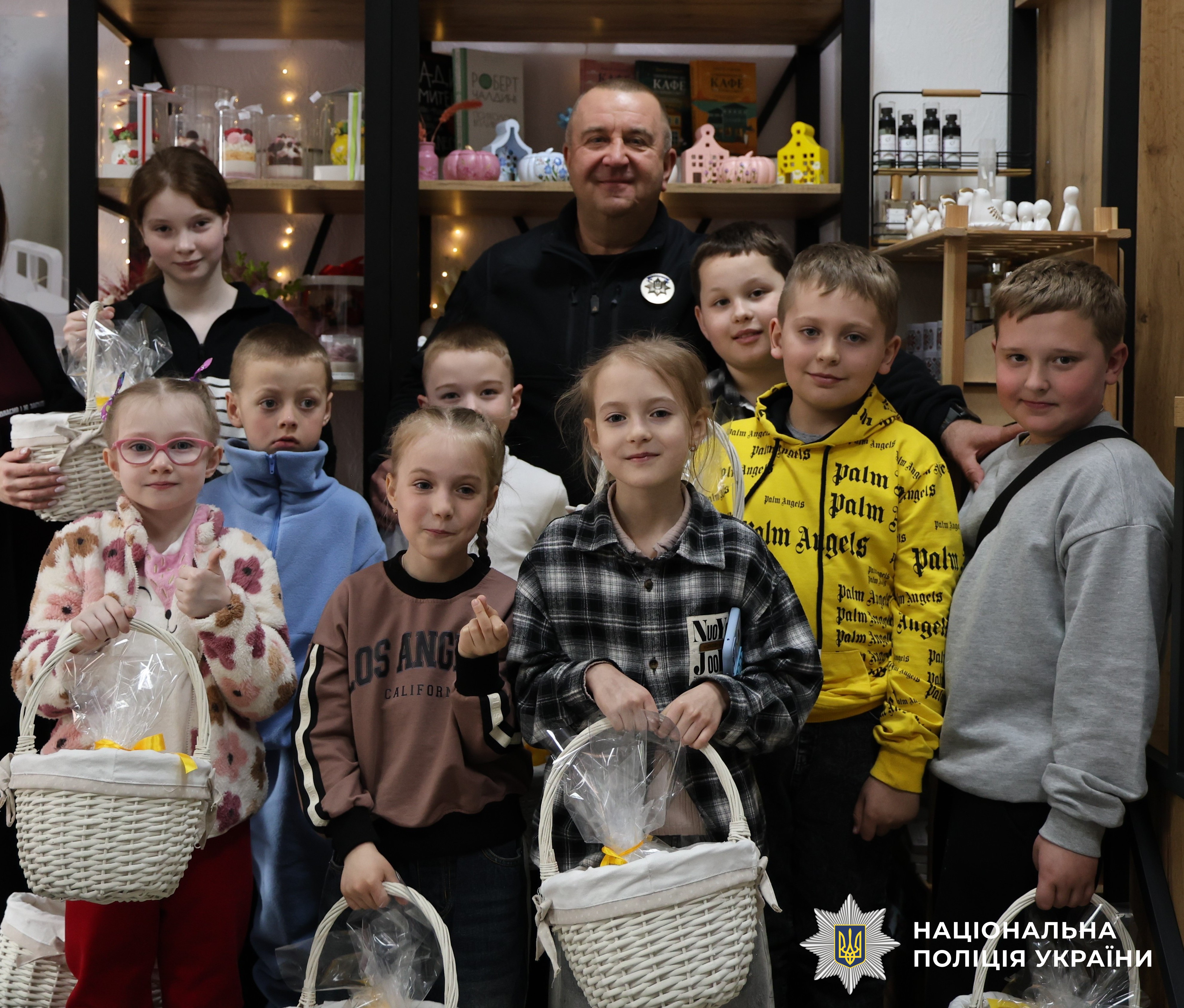 діти з подарунками