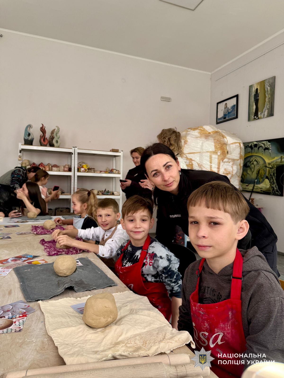 Поліцейські Мукачева організували для дітей Захисників великодній майстер-клас
