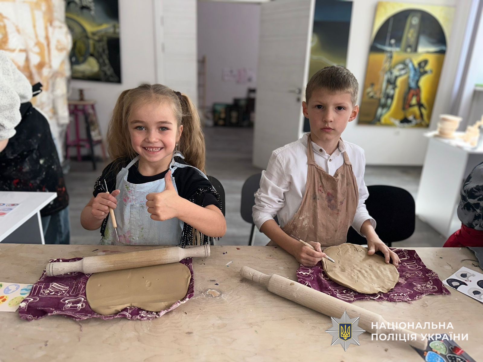 Дівчинка та хлопчик створюють свої великодні вироби