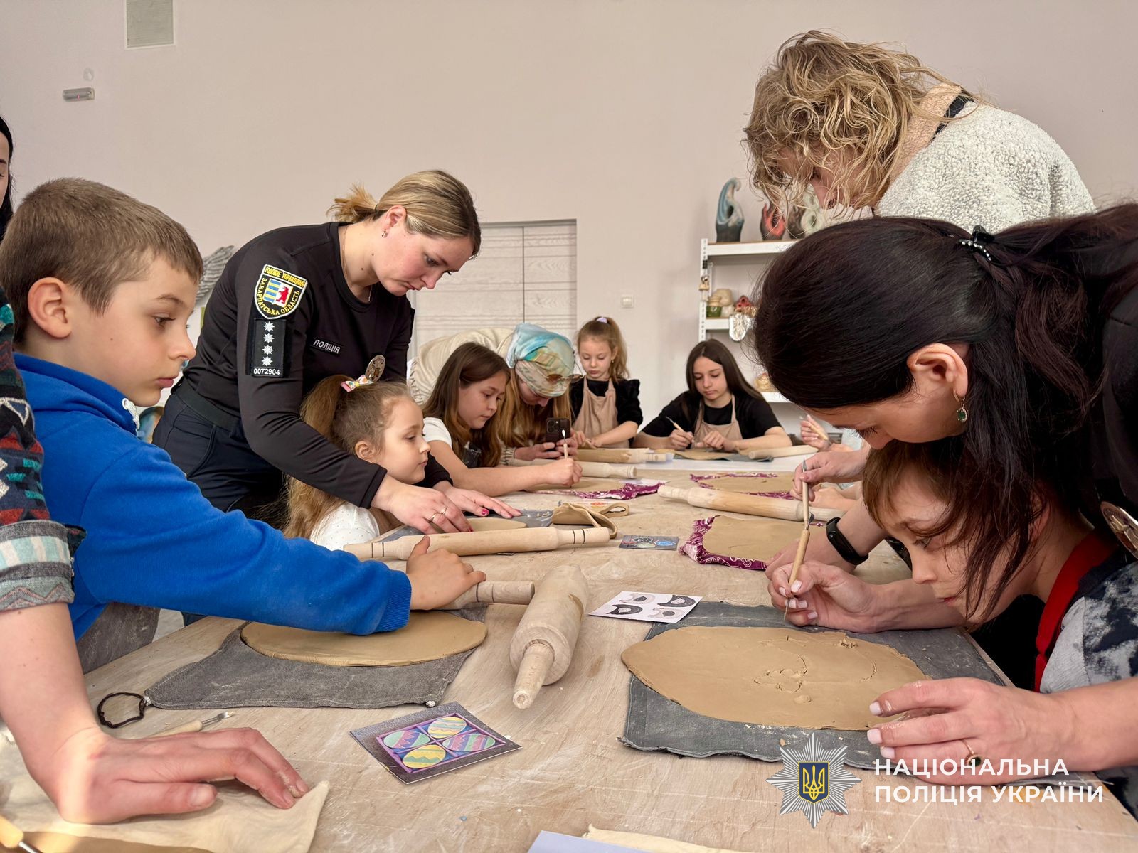 Поліцейські Мукачева організували для дітей Захисників великодній майстер-клас