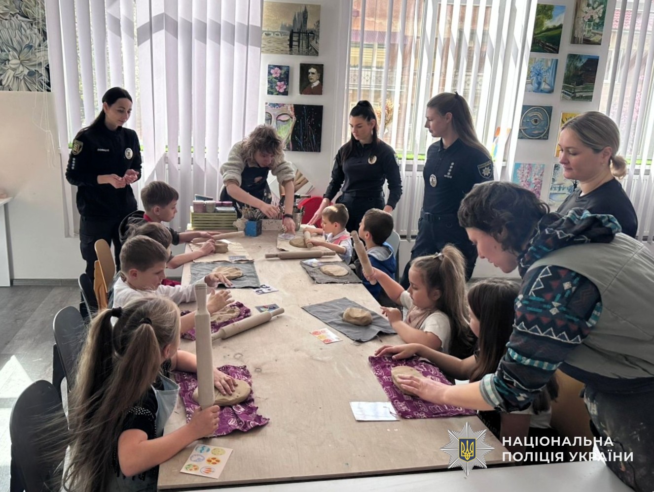 Поліцейські Мукачева організували для дітей Захисників великодній майстер-клас