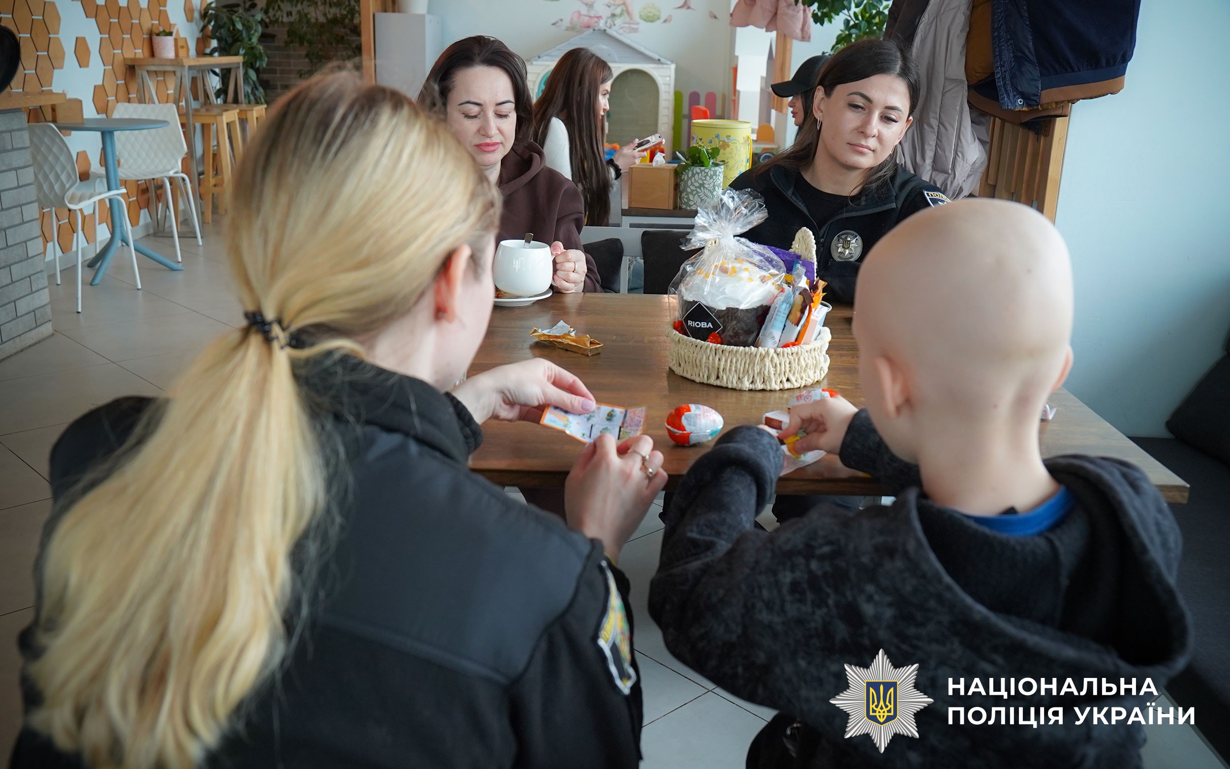 Триматися за світло: поліцейські та капелани привітали з Великоднем 9-річного Радомира, який чекає і не здається