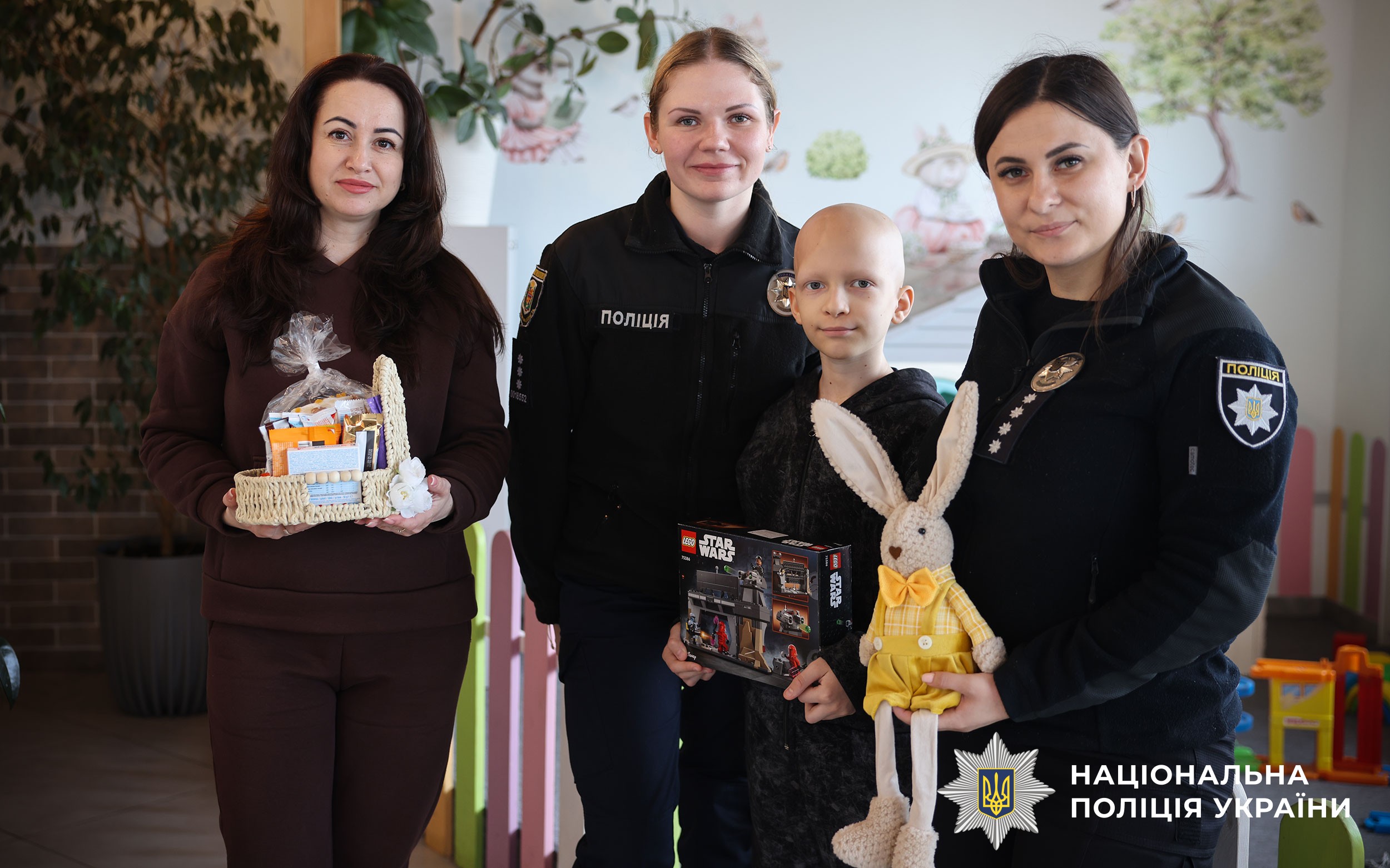 Триматися за світло: поліцейські та капелани привітали з Великоднем 9-річного Радомира, який чекає і не здається