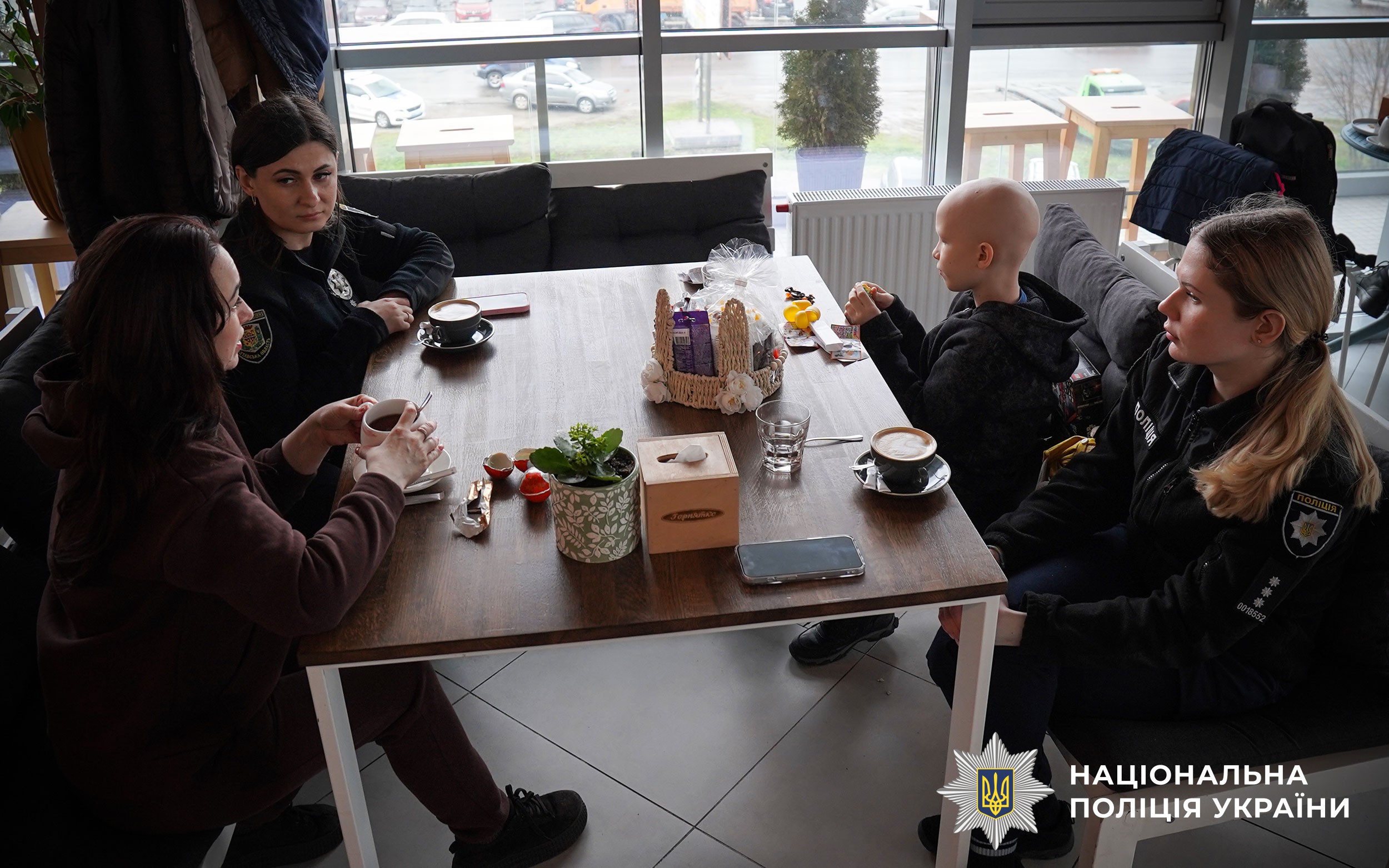 Триматися за світло: поліцейські та капелани привітали з Великоднем 9-річного Радомира, який чекає і не здається