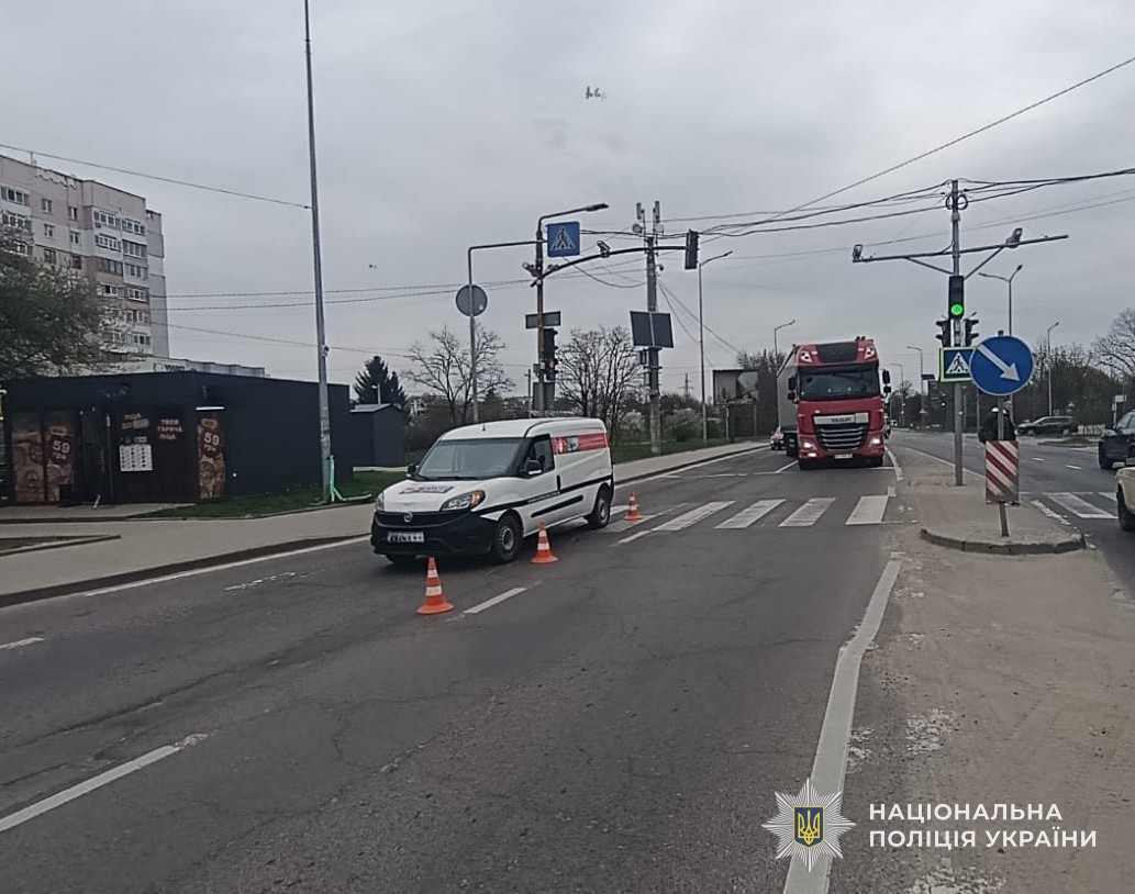 У Львові внаслідок наїзду автомобіля травмована літня жінка – поліцейські встановлюють обставини