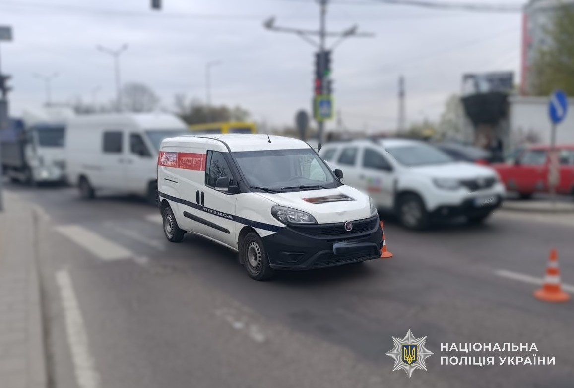 У Львові внаслідок наїзду автомобіля травмована літня жінка – поліцейські встановлюють обставини