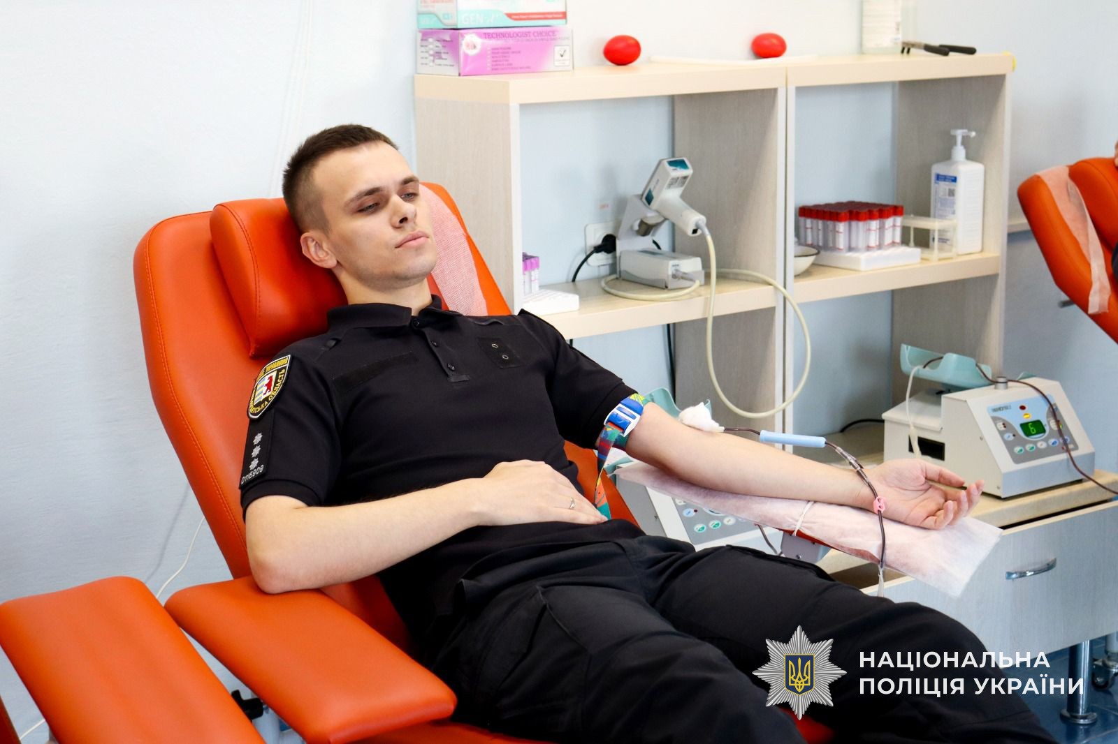 Співробітник поліції на донації крові