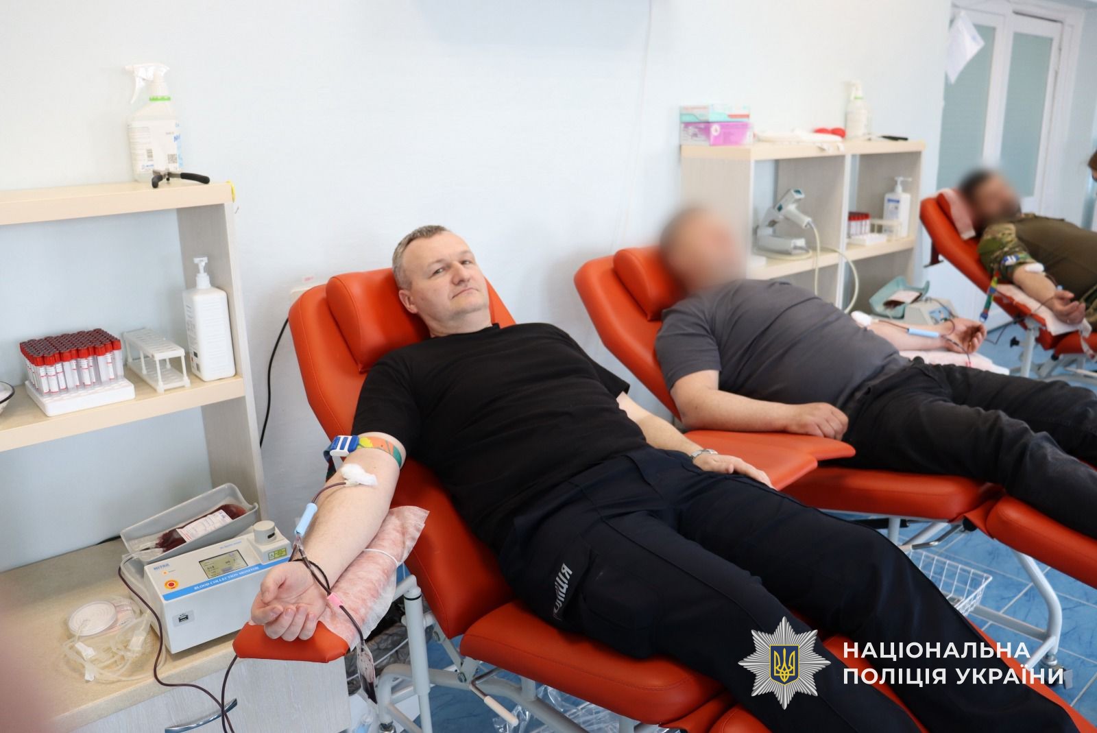 У двох поліцейських проводять забір крові