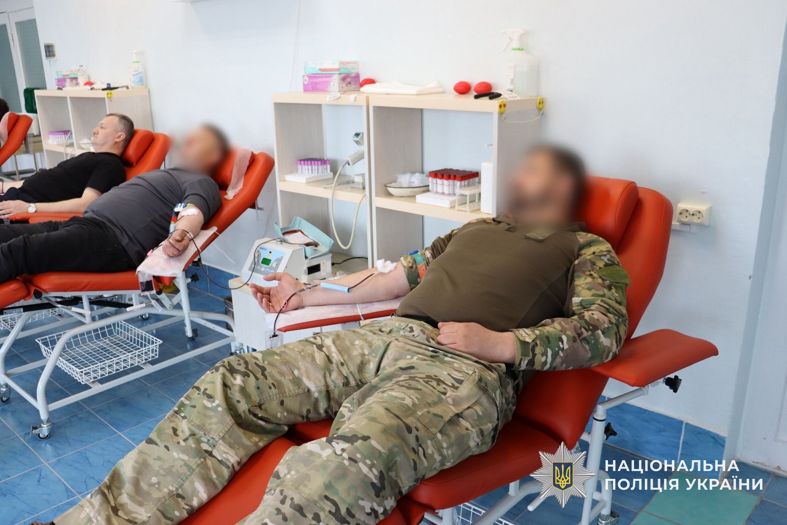 У спецпризначинця проводять забір крові