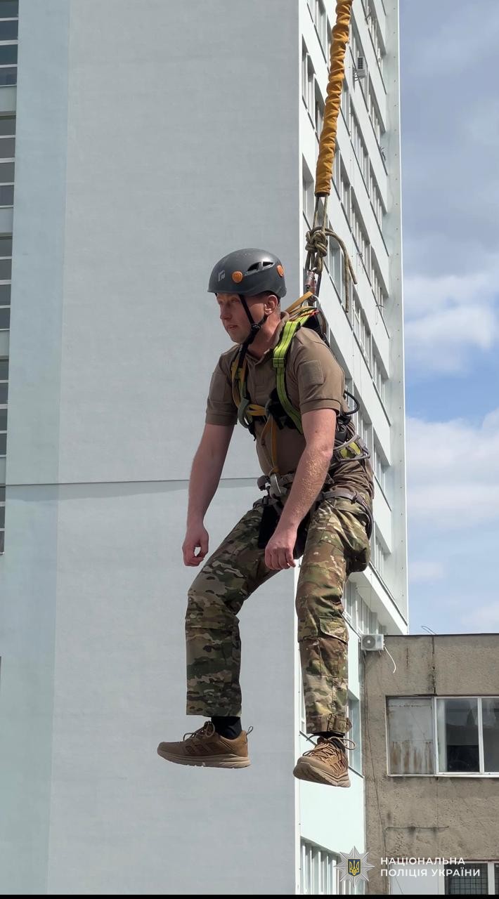 Екстрим, що лікує: для поранених правоохоронців у Львові організували роуп-джампінг