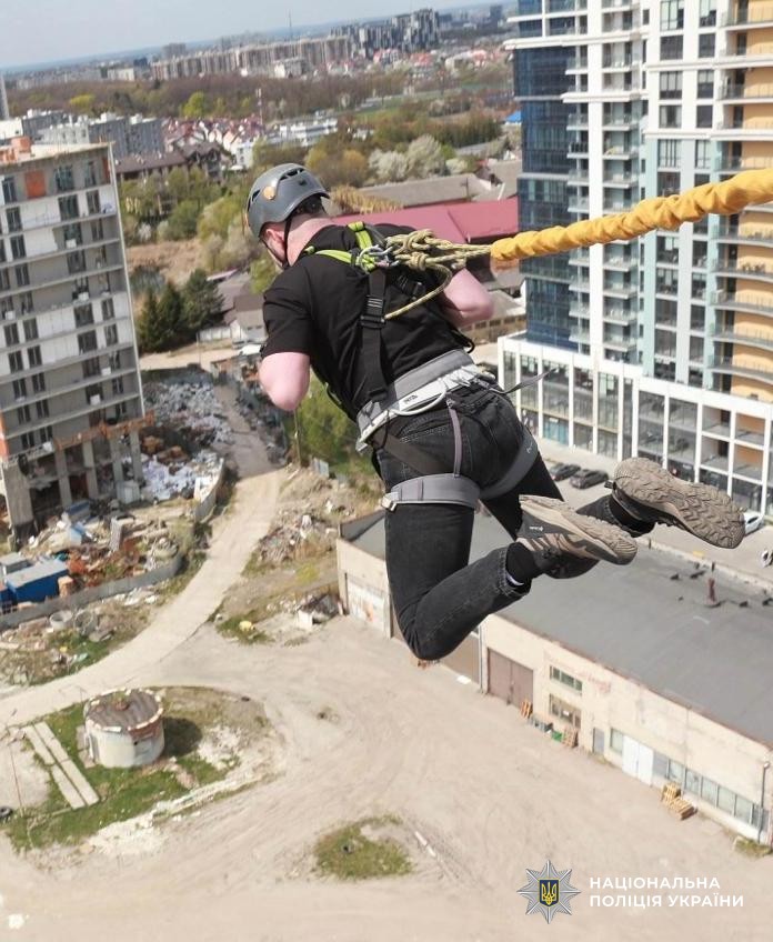 Екстрим, що лікує: для поранених правоохоронців у Львові організували роуп-джампінг