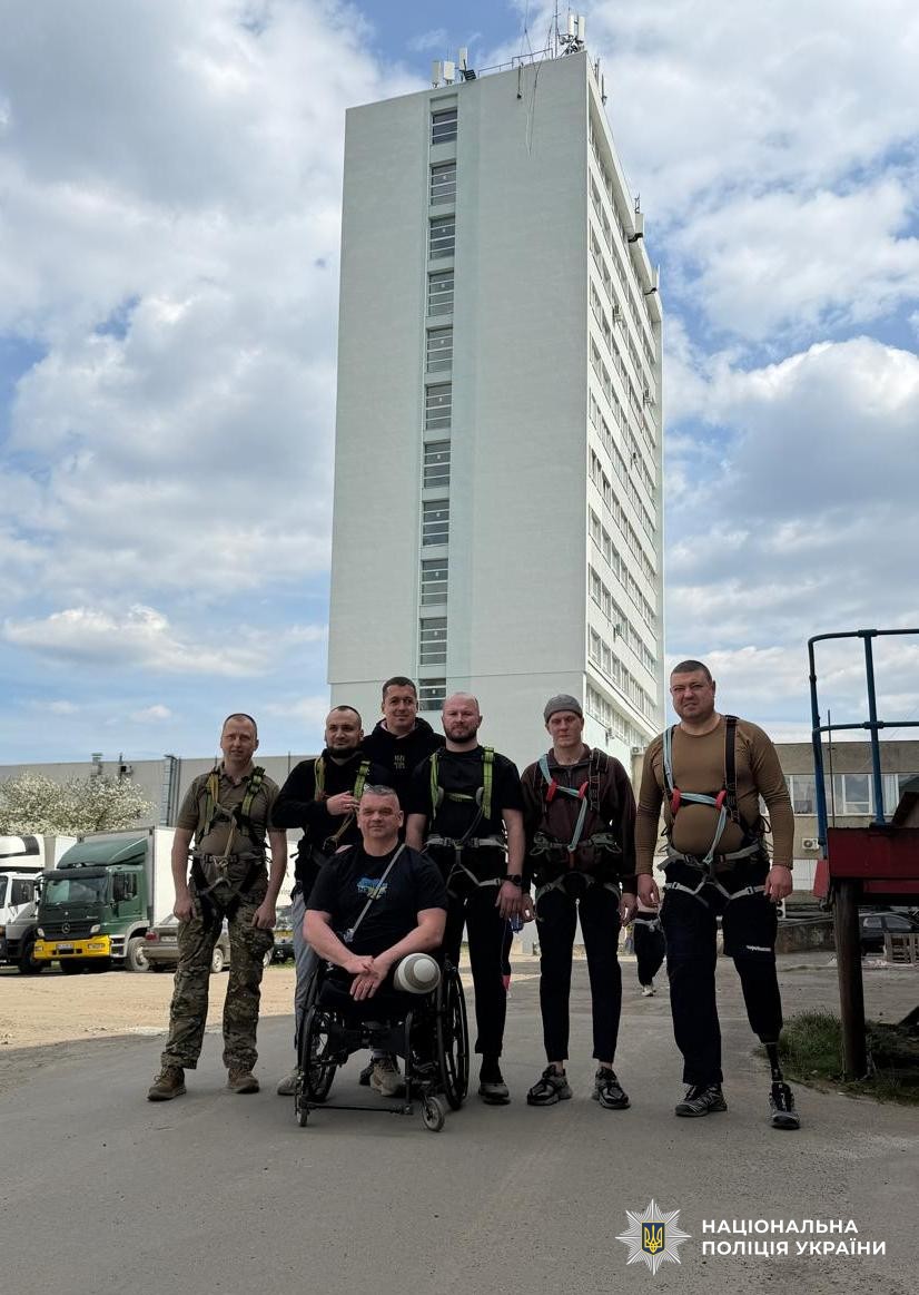 Екстрим, що лікує: для поранених правоохоронців у Львові організували роуп-джампінг
