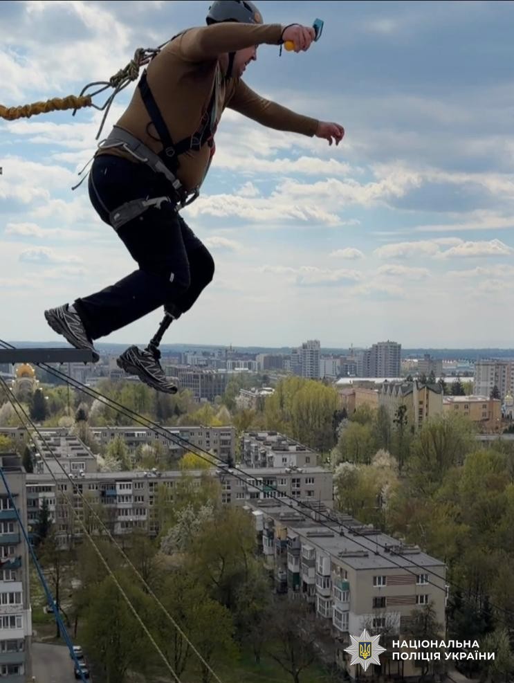 Екстрим, що лікує: для поранених правоохоронців у Львові організували роуп-джампінг
