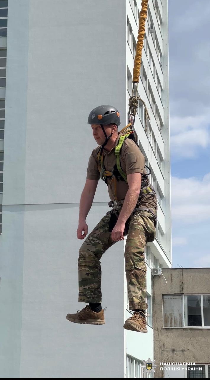 Екстрим, що лікує: для поранених правоохоронців у Львові організували роуп-джампінг
