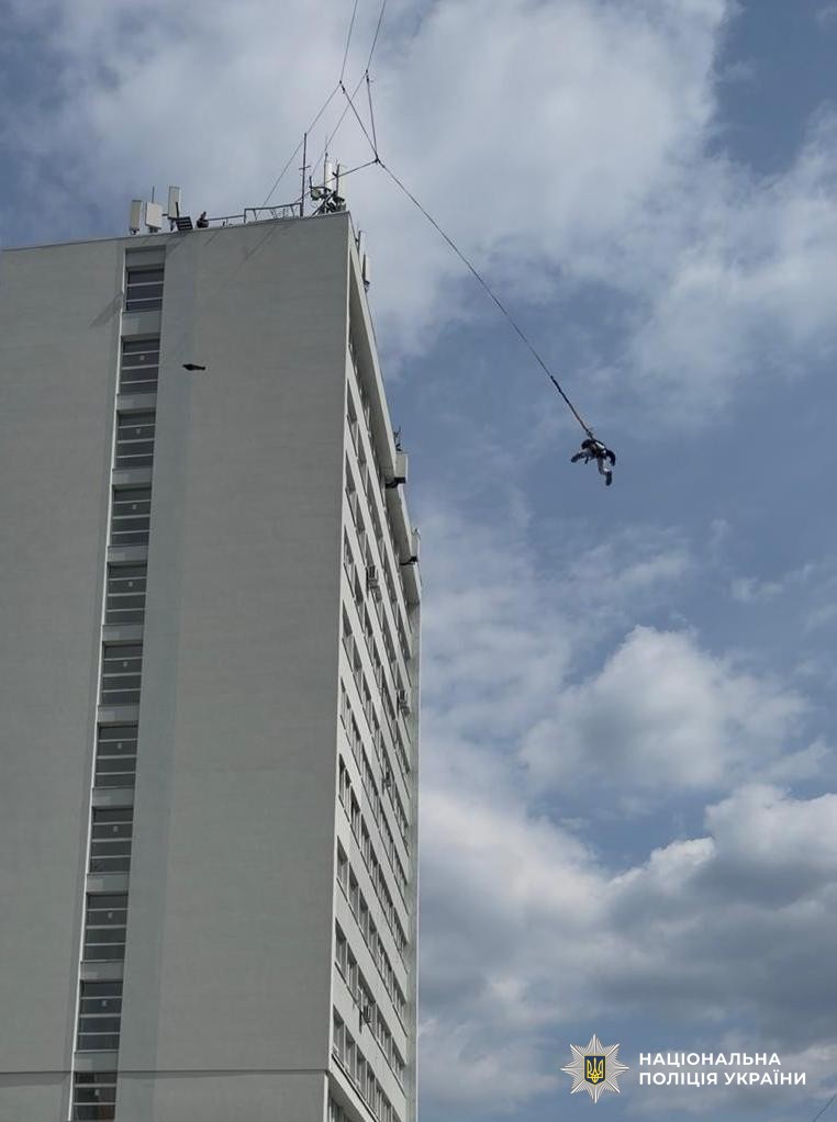 Екстрим, що лікує: для поранених правоохоронців у Львові організували роуп-джампінг