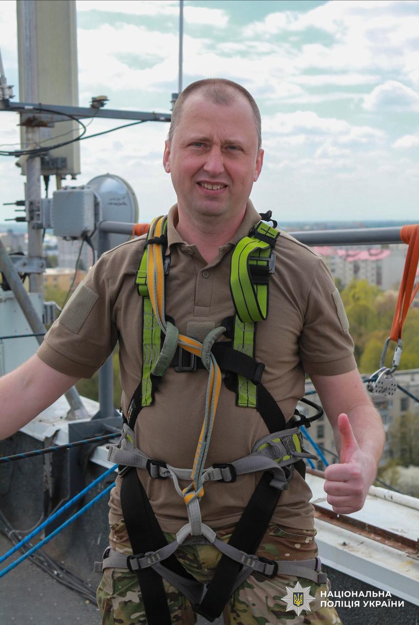 Екстрим, що лікує: для поранених правоохоронців у Львові організували роуп-джампінг