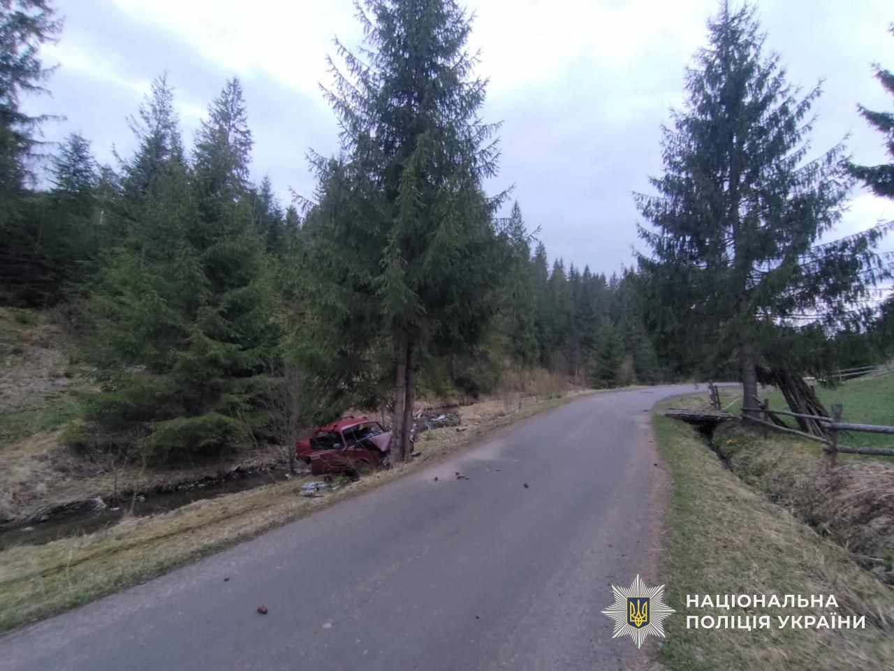 Автодорога, на якій відбулась ДТП. На ній розміщений автомобіль із характериними для аварії пошкодженнями