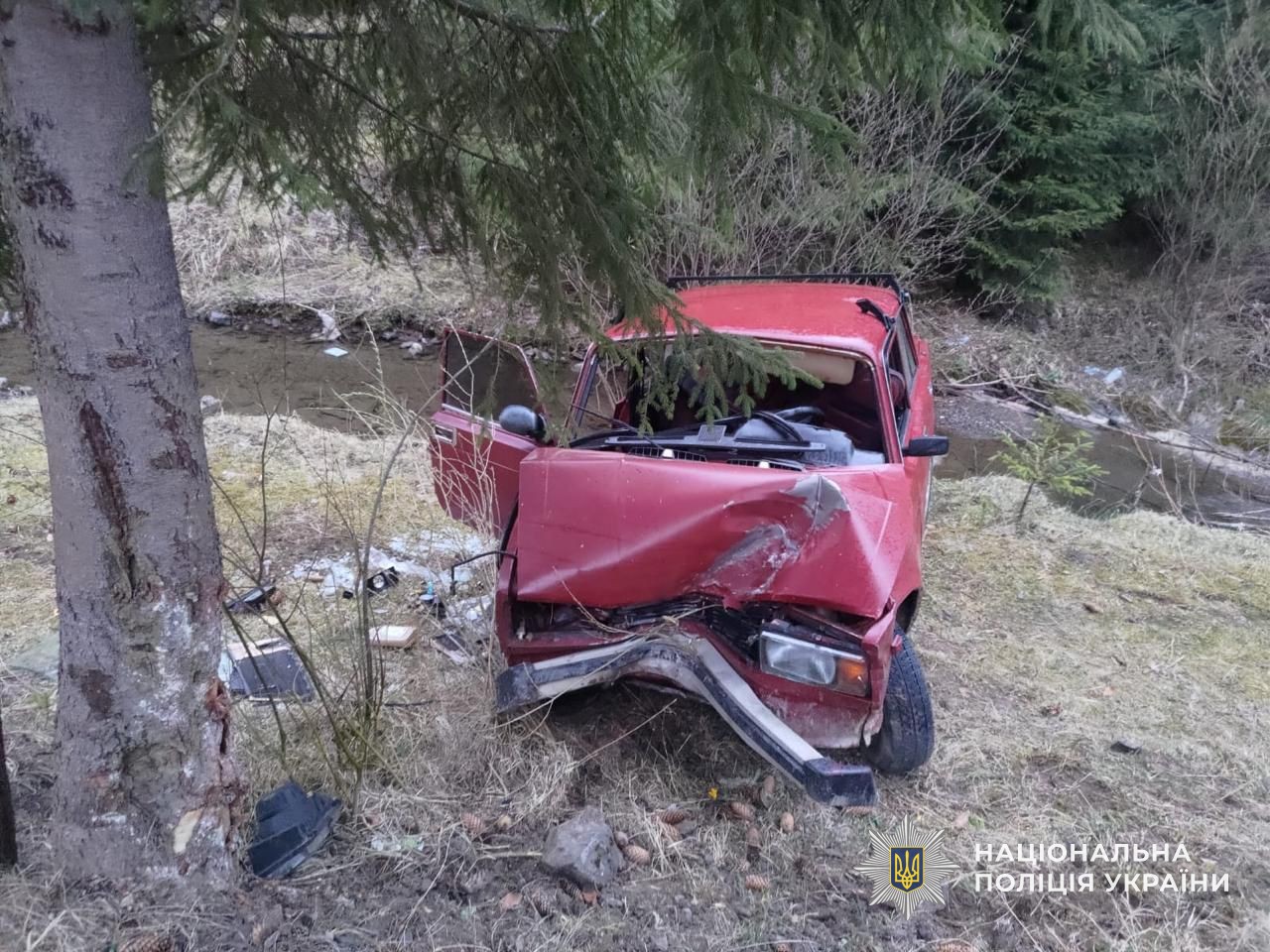 Пошкоджений внаслідок ДТП ВАЗ, покинутий підлітками на місці події