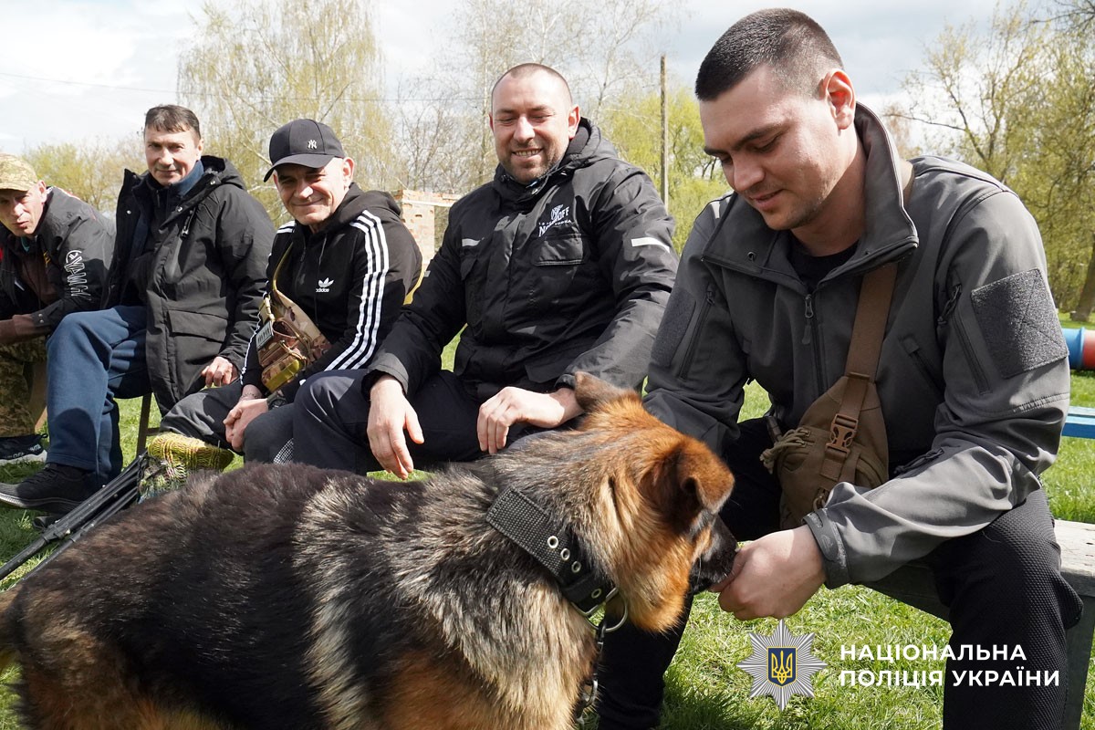 Захисники із собаками