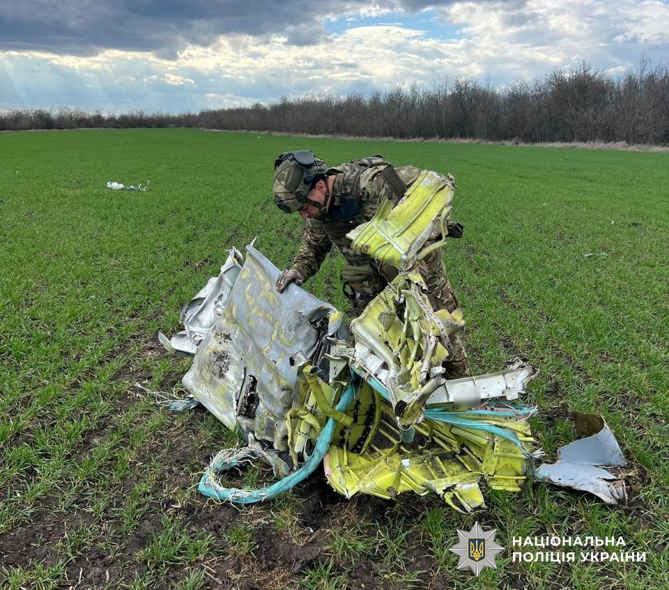 Вибухотехнік працює з небезпечним предметом