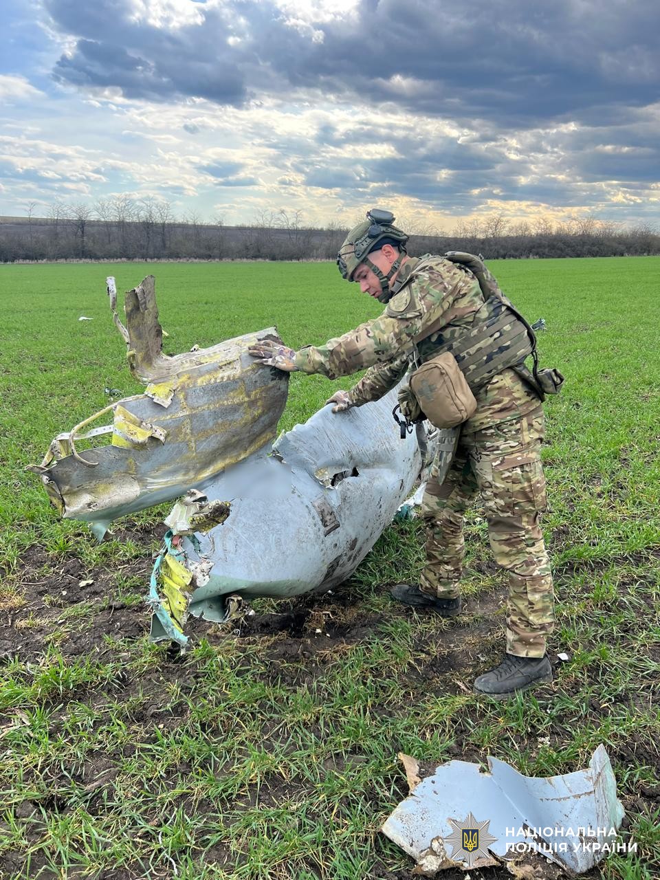 Вибухотехнік працює з небезпечним предметом