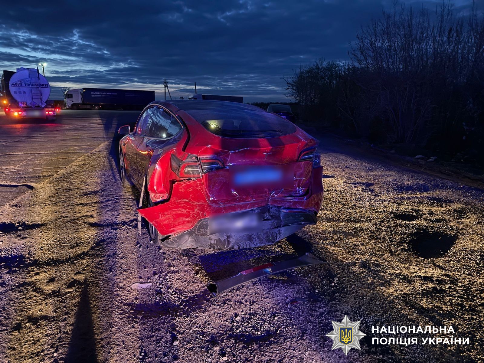 Пошкоджений автомобіль на місці ДТП