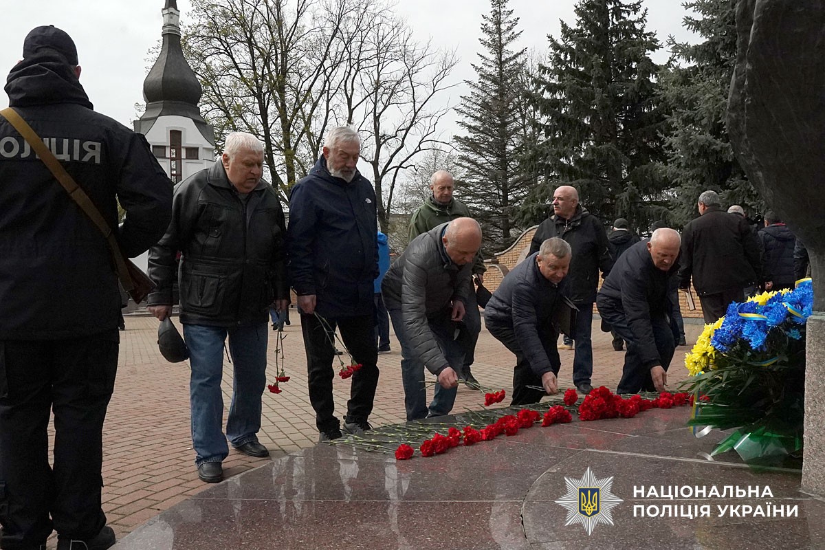 покладання квітітв до Меморіалу