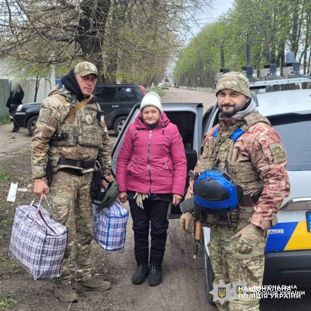 поліція Куп’янщини вивезла людей із зони постійних обстрілів