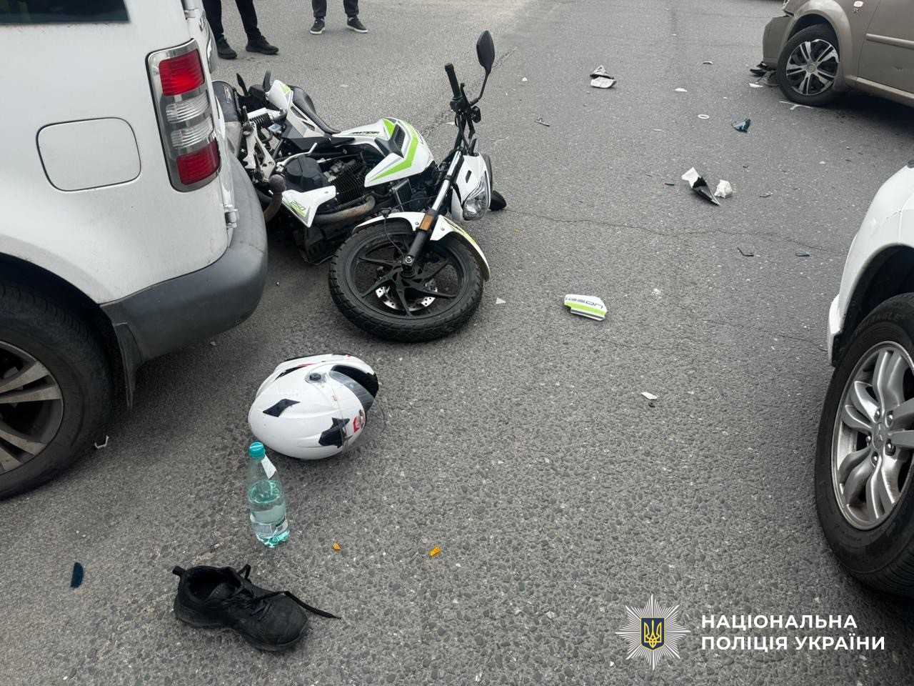 Пошкоджений мотоцикл на місці ДТП