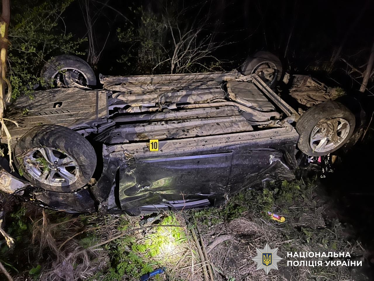 Пошкоджений автомобіль на місці ДТП