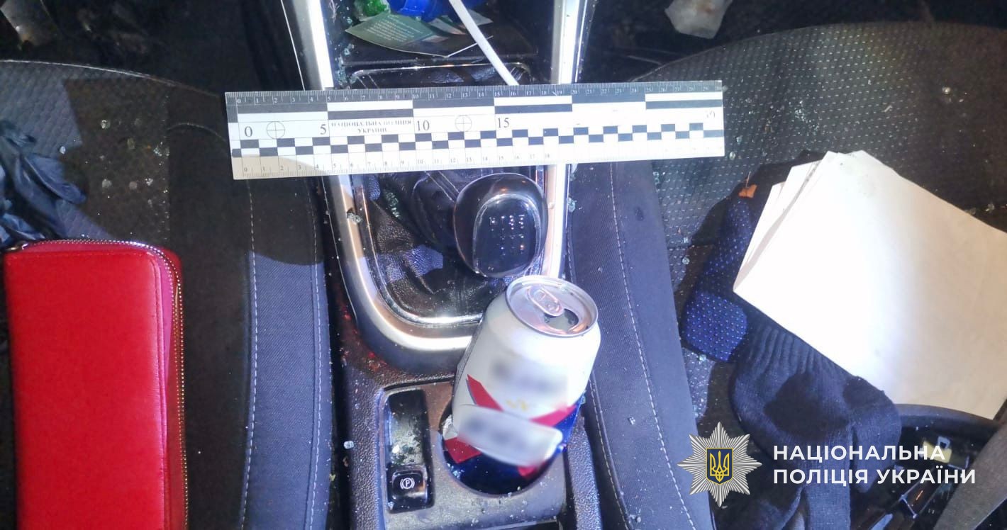 Пляшка пива поруш із міцем водія у автомобілі фігуранта