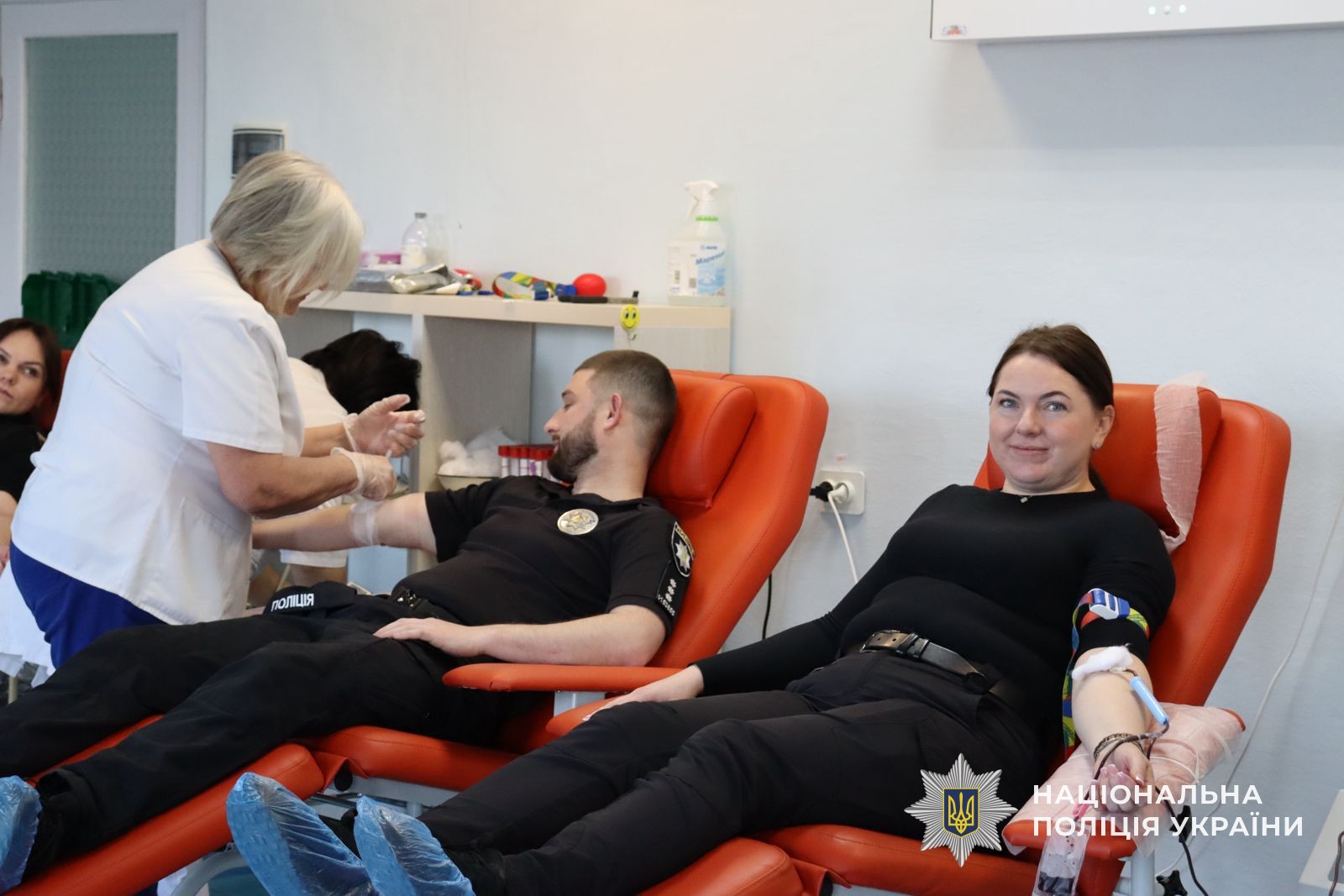 поліцейські здають кров