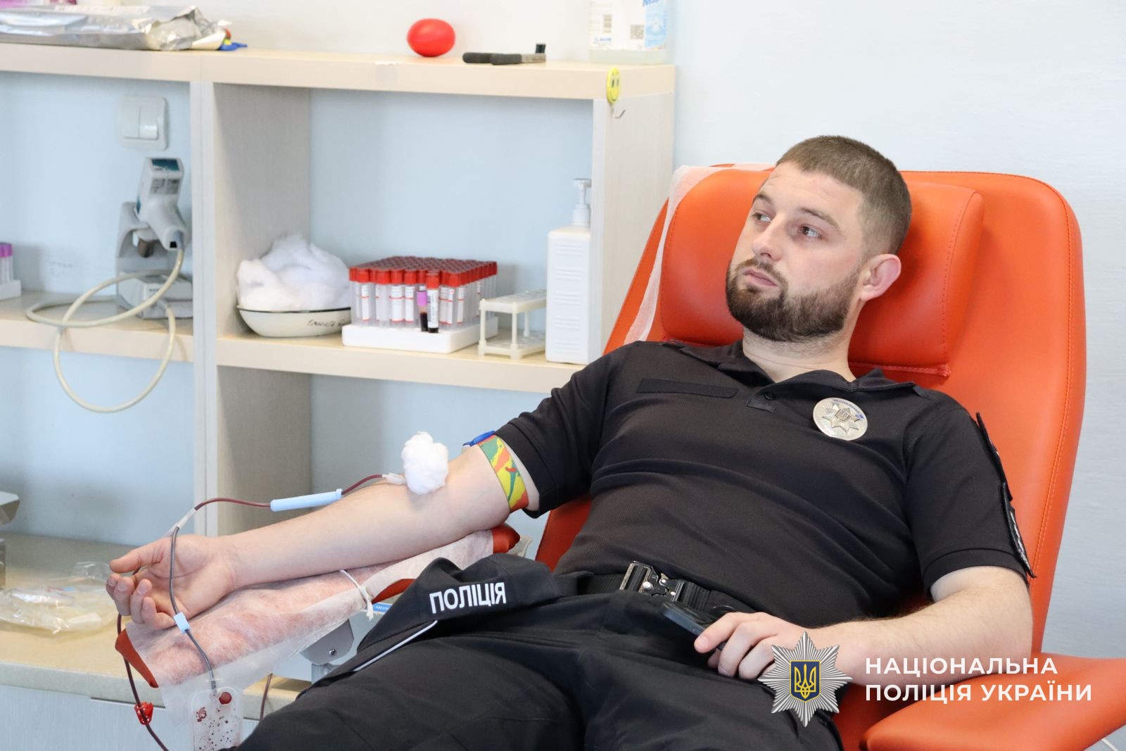 поліцейський, який прийшов добровільно здати кров для поранених захисників