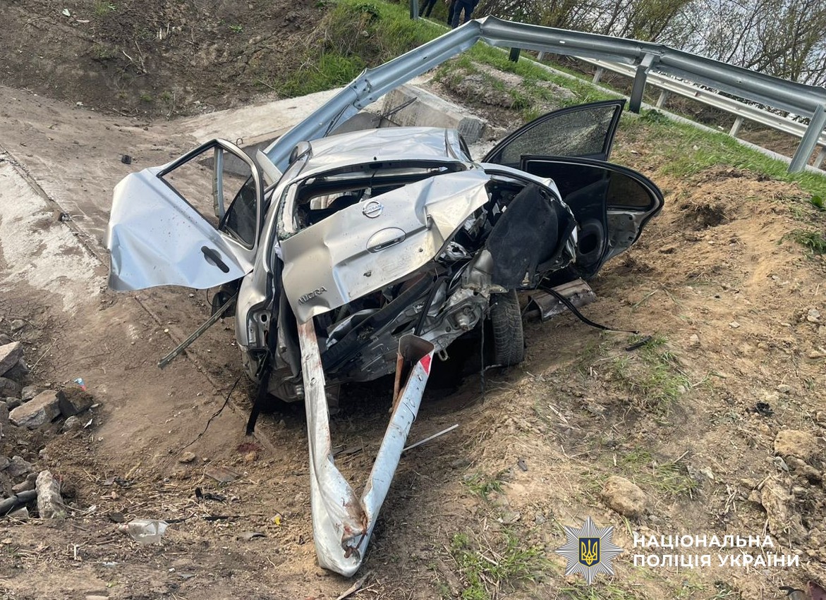 Пошкоджений автомобіль на місці ДТП