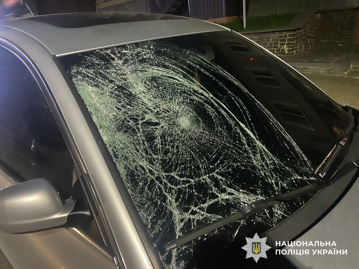 Пошкоджене лобове скло автомобіля