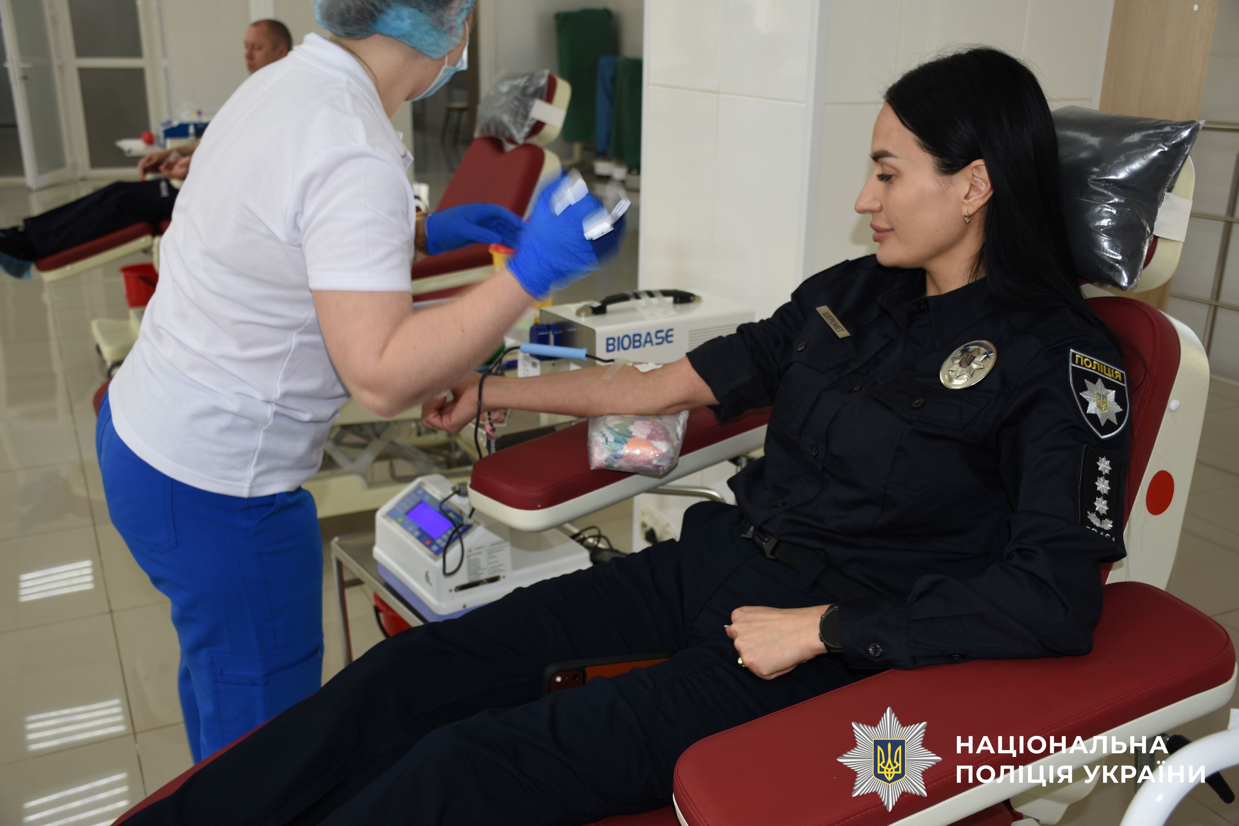 Поліцейська здає плазму крові