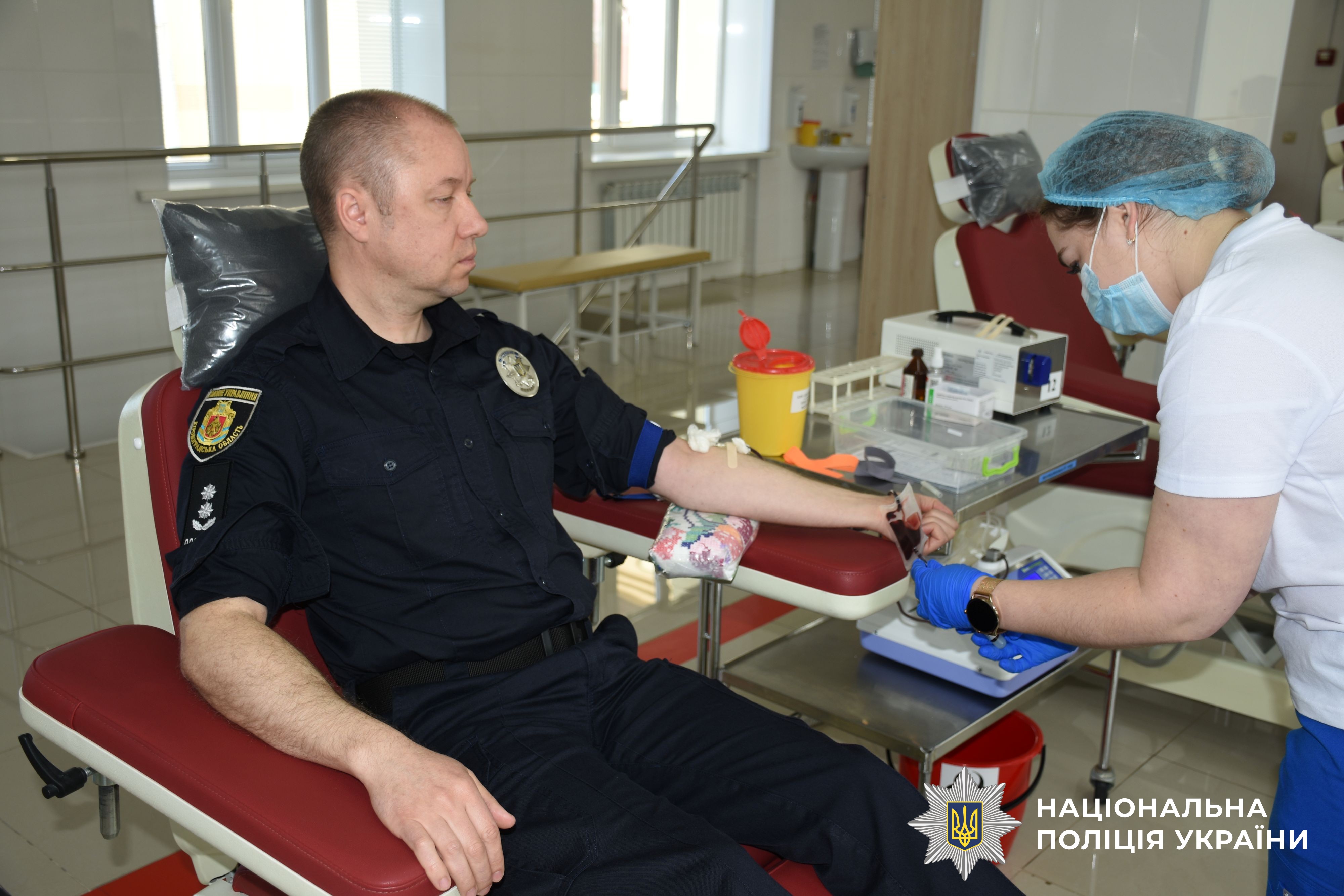 Поліцейський здає плазму крові