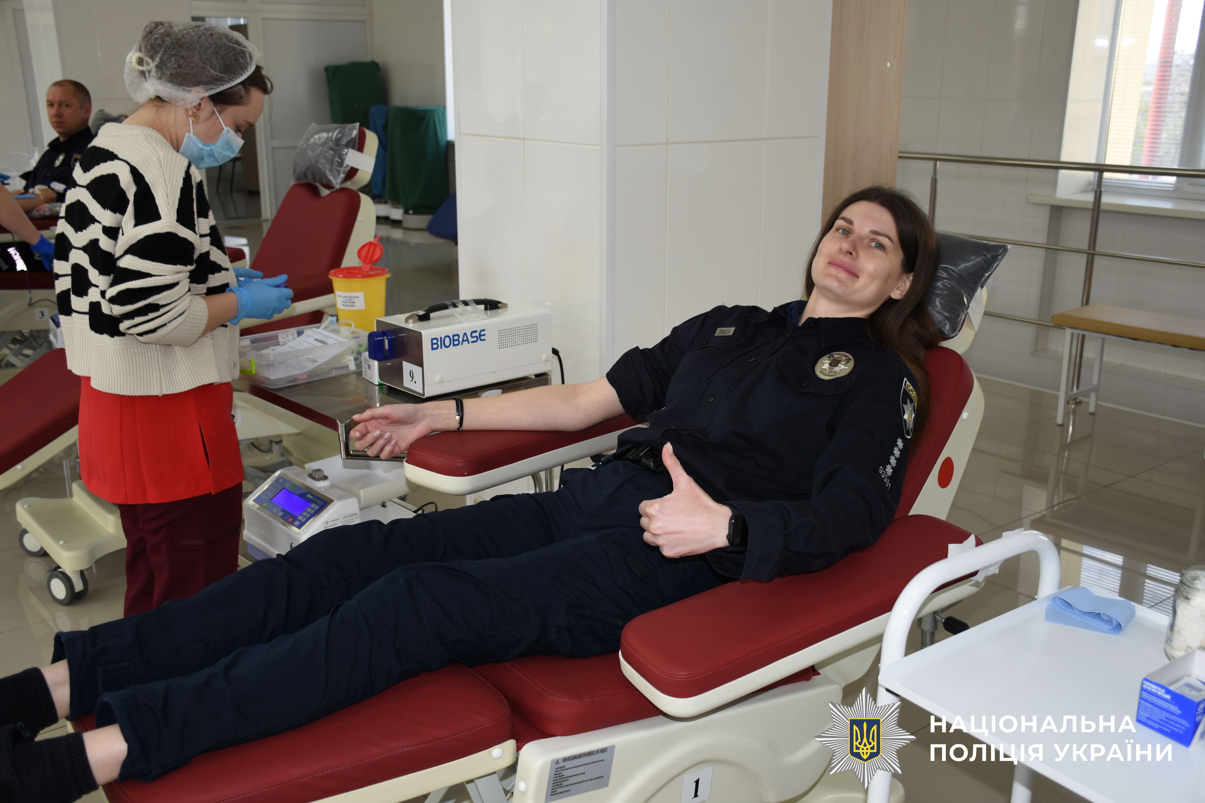 Поліцейська здає плазму крові