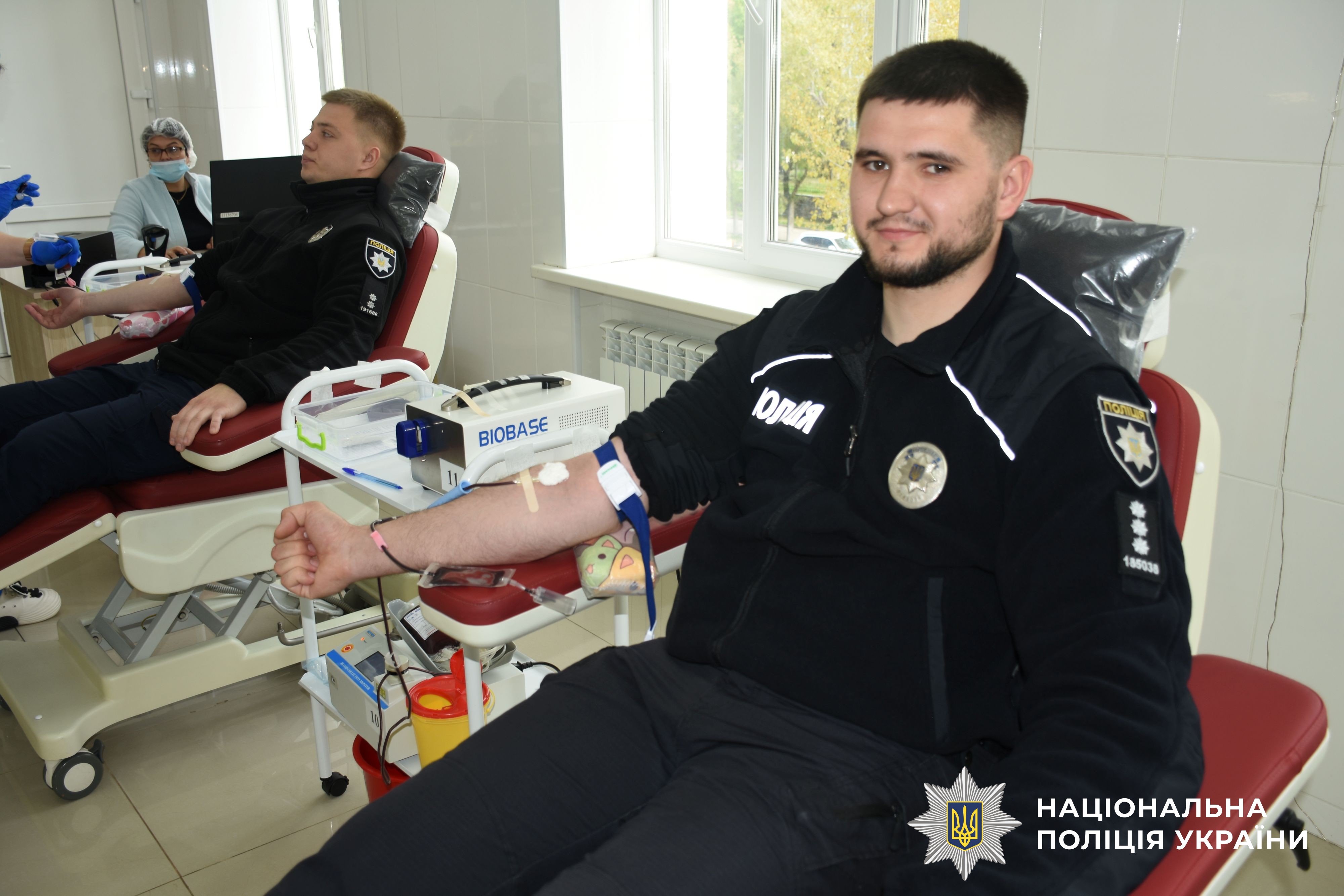 Поліцейський здає плазму крові