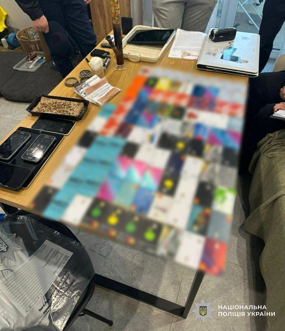 Картки та мобільні телефони, вилучені у зловмисників