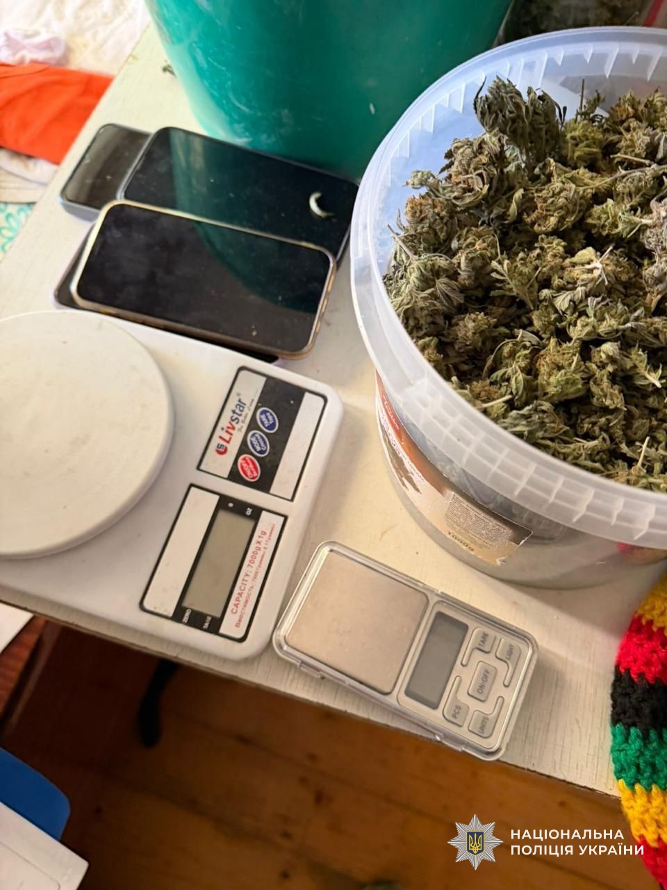 Наркотики у пластиковому відрі, електронні ваги та мобільні телефони, виявлені під час обшуків у членів наркоугруповання