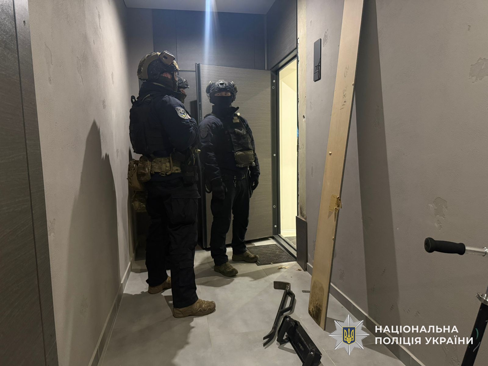 Поліцейські заходять до помешкання одного із фігурантів