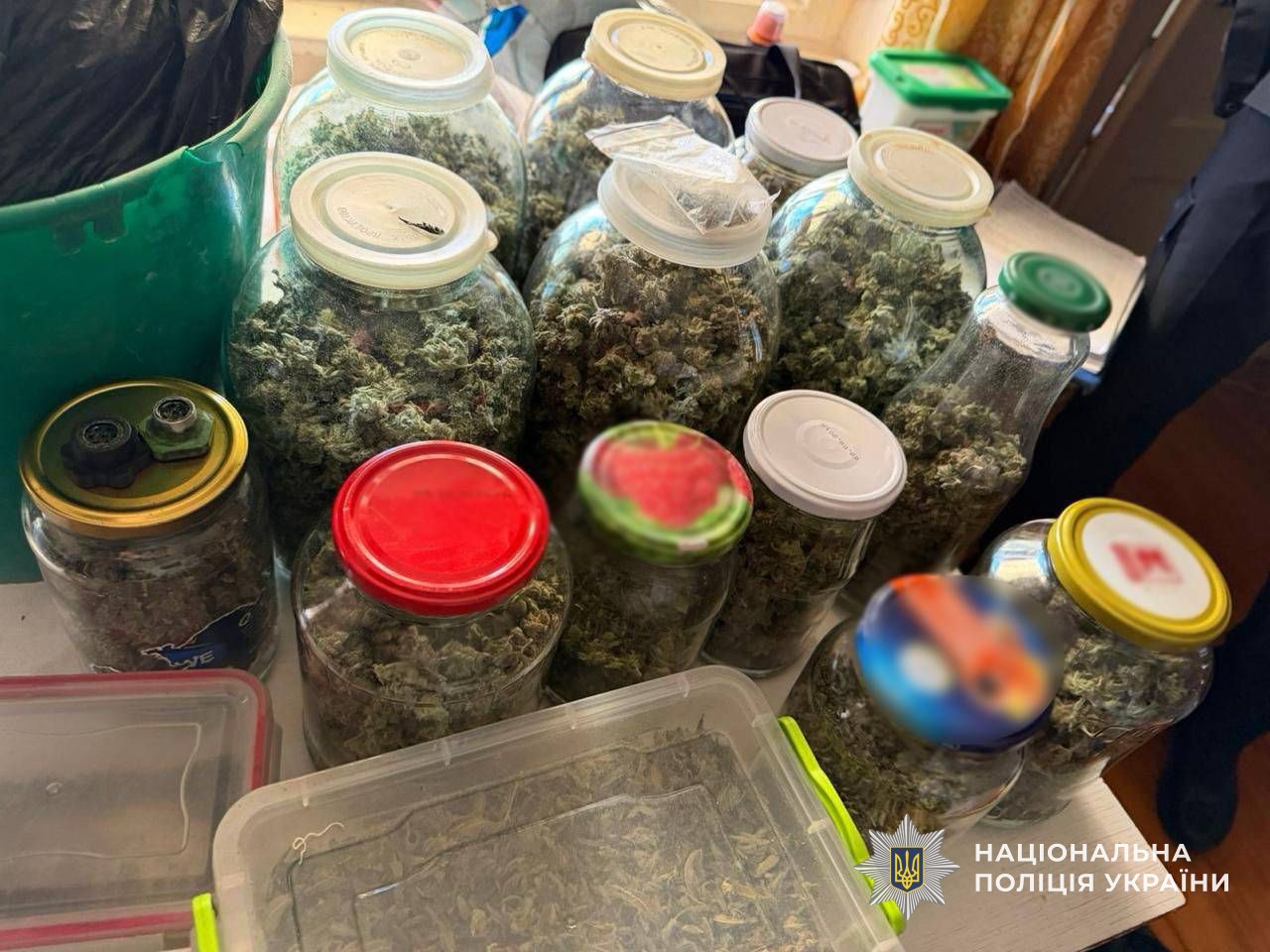 Вилучений у фігурантів розфасований наркотовар, рзфасований у скляні банки