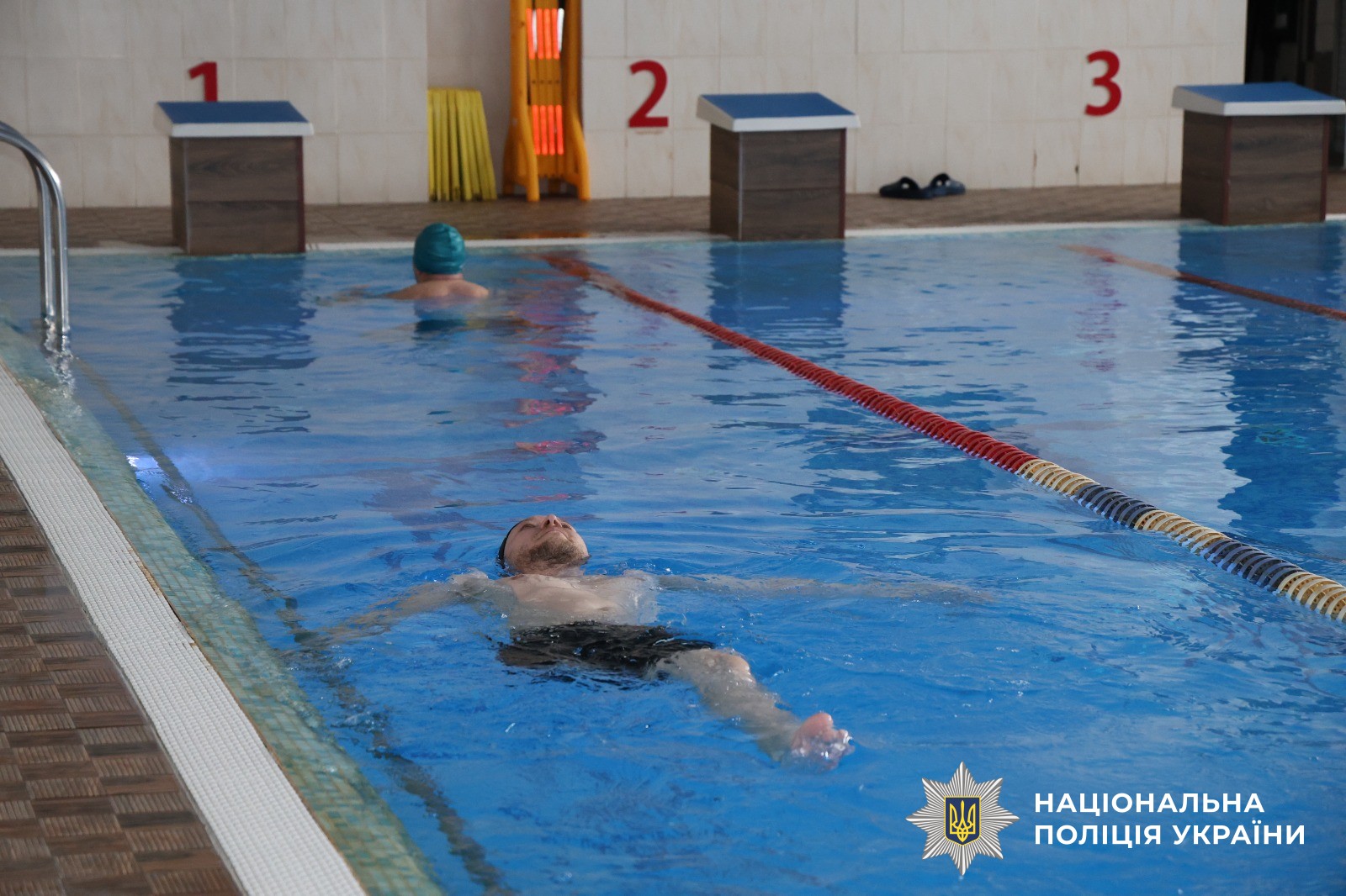 Чоловік займається у басейні