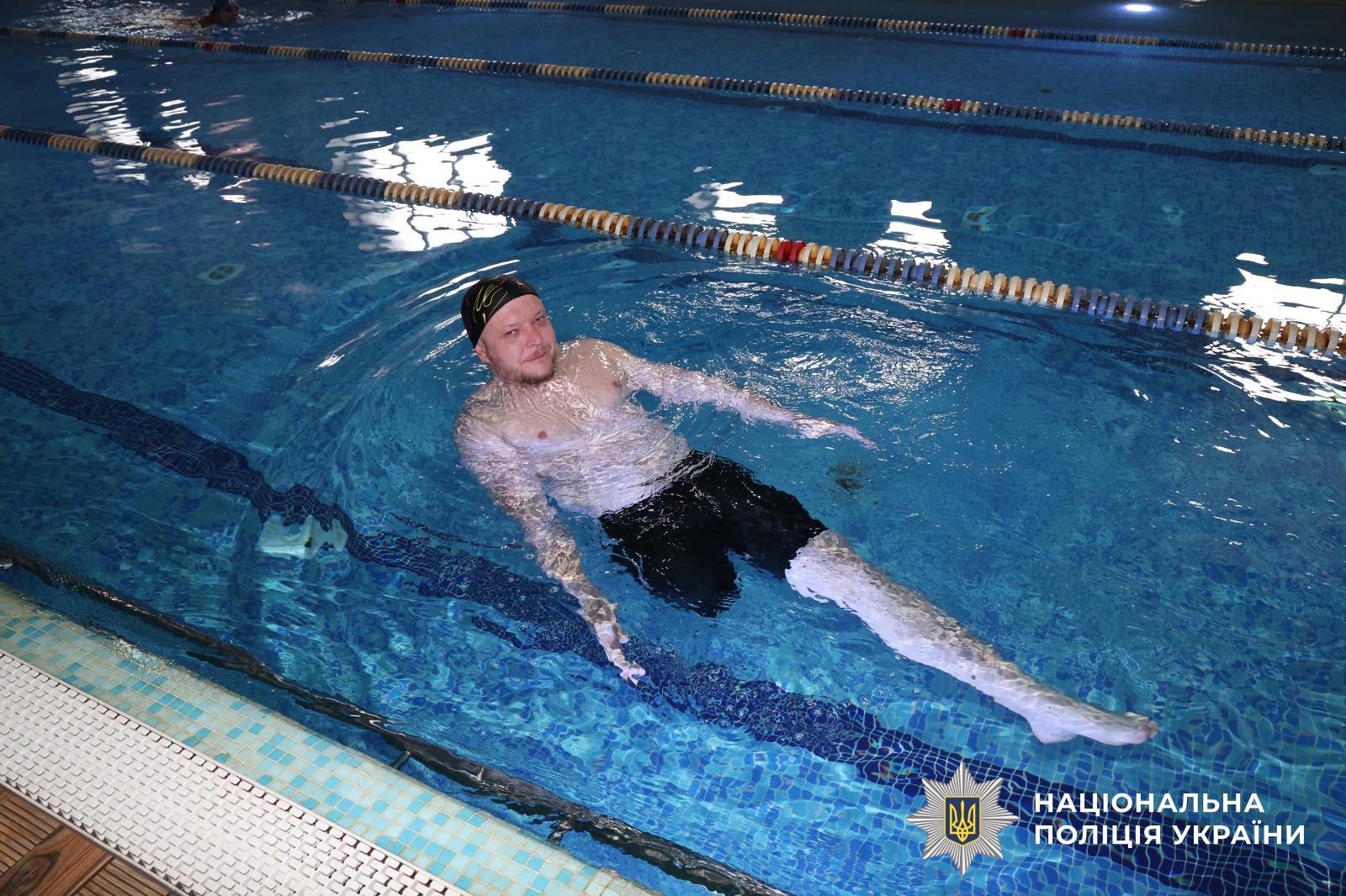 Чоловік займається у басейні