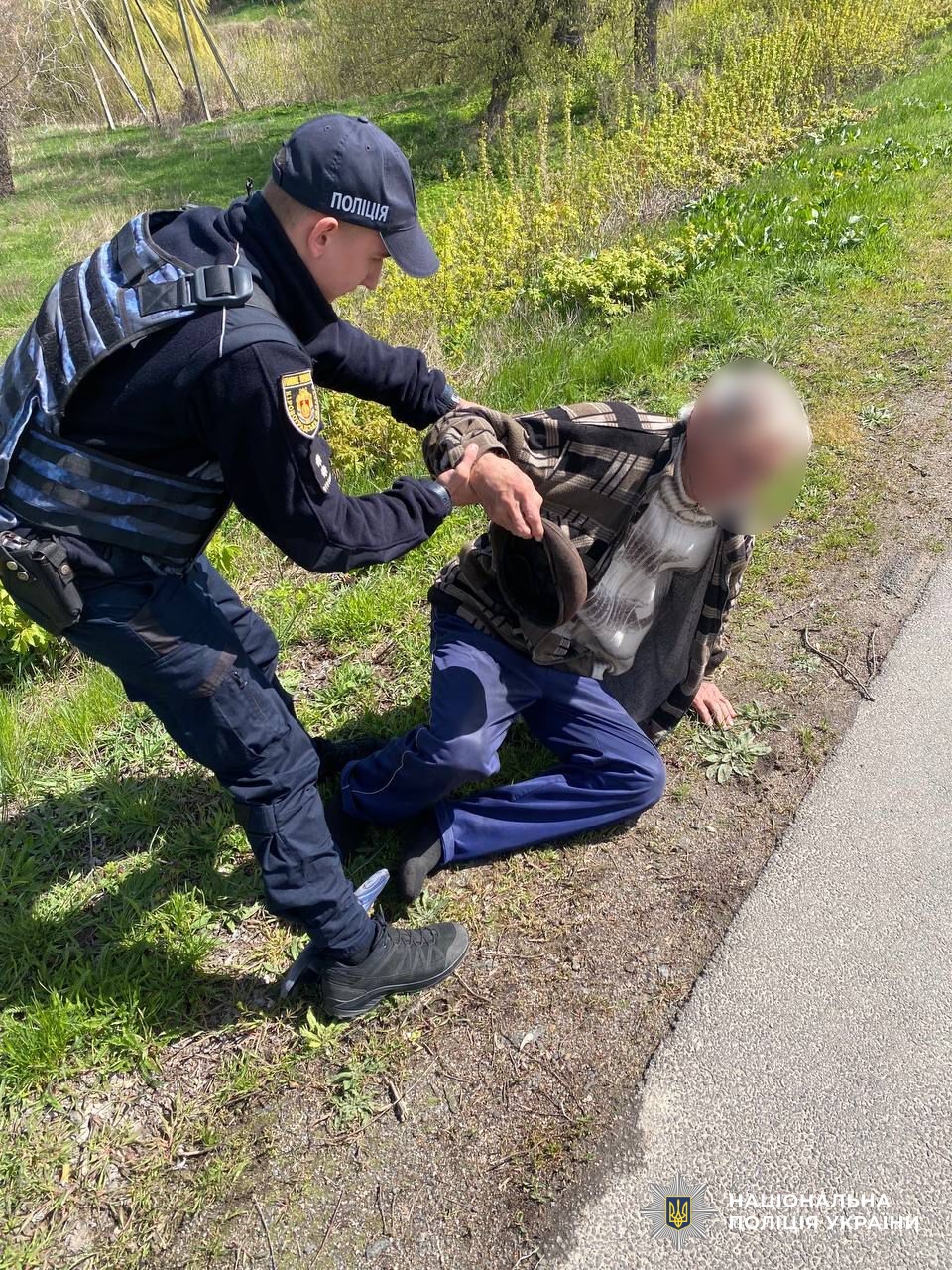 Поліцейський допомогає літньому чоловікові