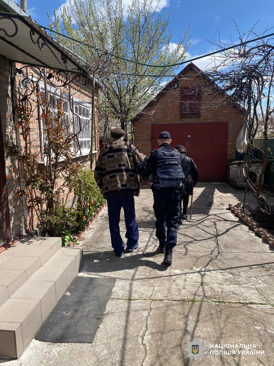 Поліцейський допомогає літньому чоловікові