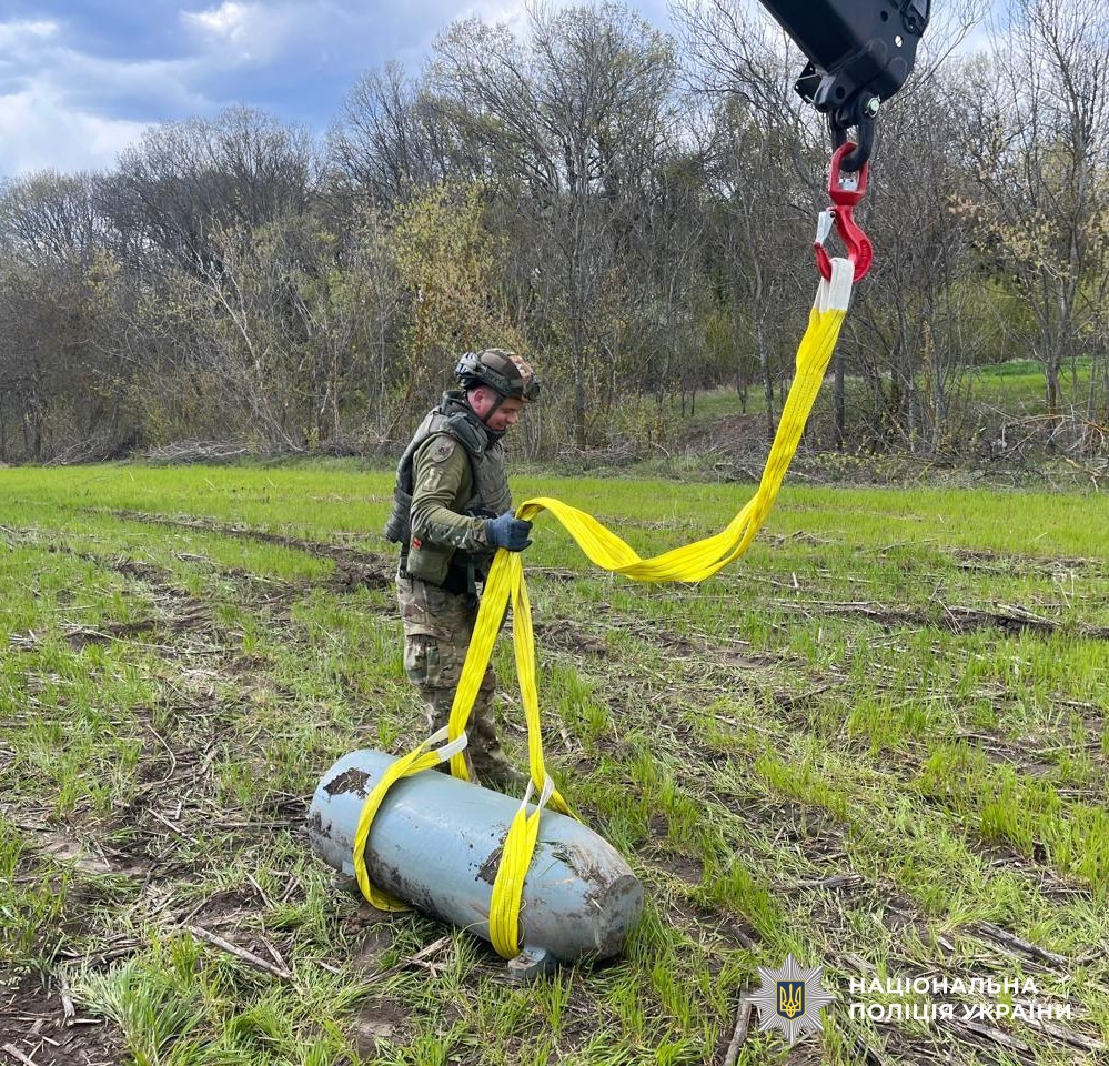 Вибухотехнік працює з небезпечним предметом