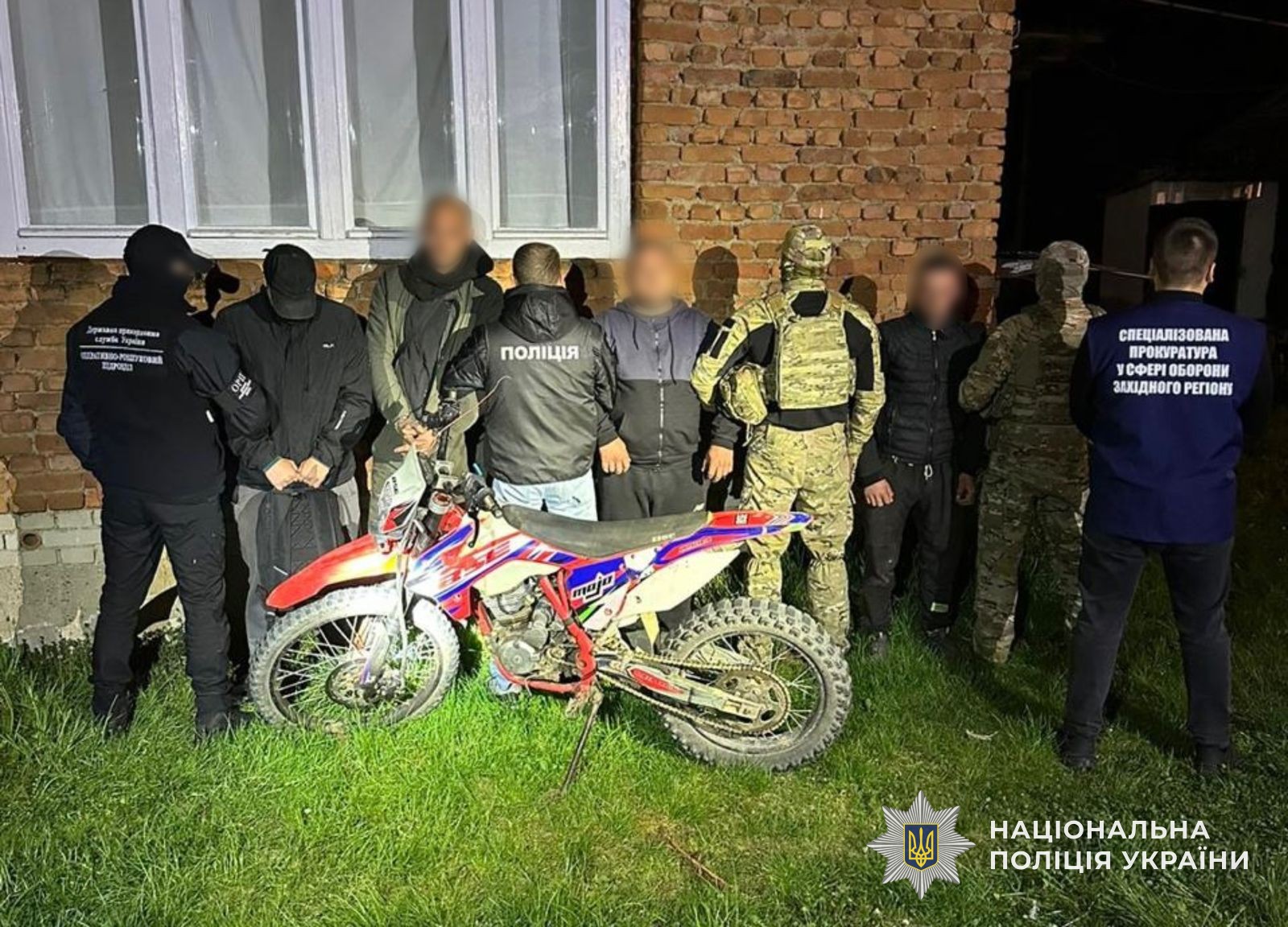 Поліцейські Мукачева затримали підозрюваних у переправленні осіб через кордон